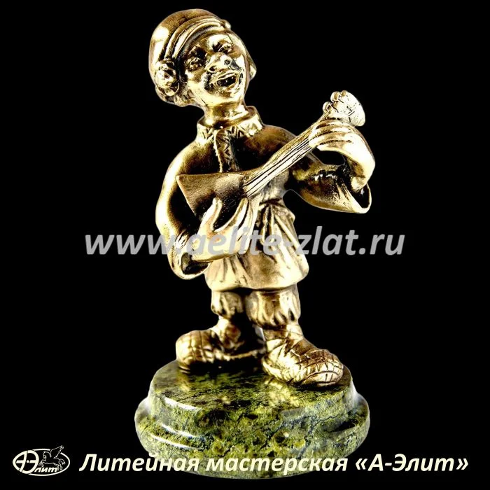 Статуэтка Парень с балалайкой