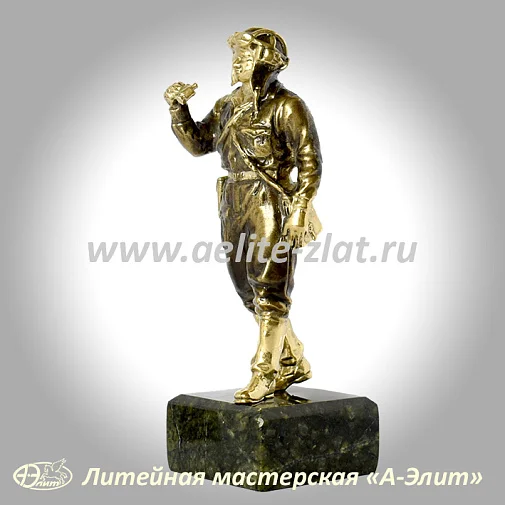 Статуэтка Танкист