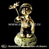 Сувениры из бронзы Статуэтка Мальчик с ромашкой