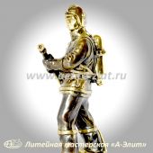  Статуэтка пожарного