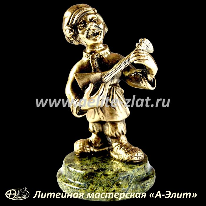 Статуэтка Парень с балалайкой. Статуэтка Парень с балалайкой