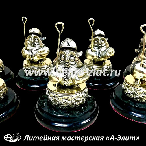 Изготовление сувениров из бронзы на заказ. Сувенир металлург с печатью.