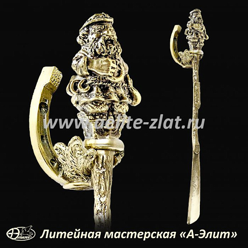 Бронзовая ложка для обуви Домовой с на сундуке с бубликами