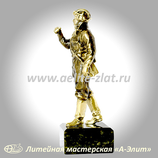 Статуэтка Танкист
