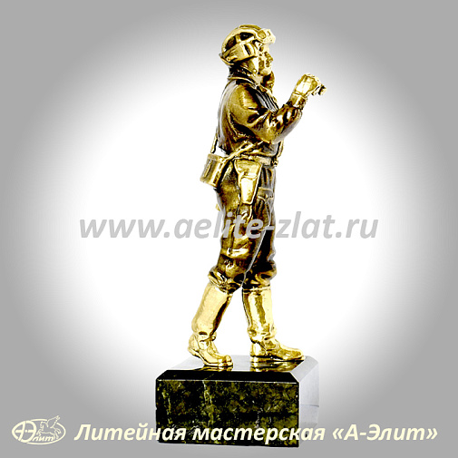 Статуэтка Танкист