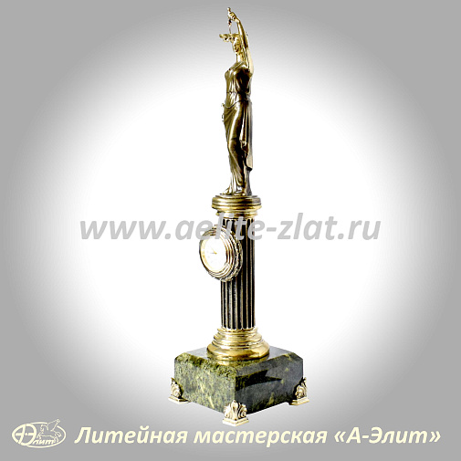 Бронзовые часы Фемида на колонне.